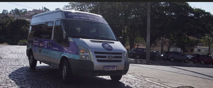 Van da Clínica Dr. Ernani utilizada no transporte gratuito de pacientes de cirurgia
