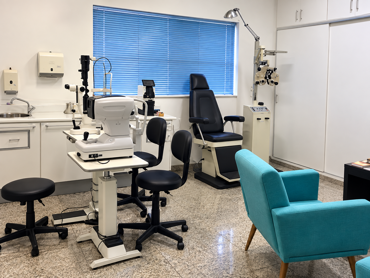 Consultório equipado para atendimento oftalmológico